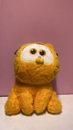 عروسک گارفیلد پولیشی نشسته | ارتفاع ۲۸ سانتی‌متر