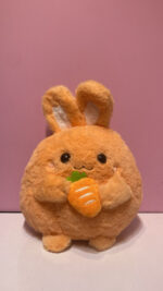 عروسک خرگوش قلمبه با هویج در دست 01| ارتفاع ۲۸ سانتی‌متر