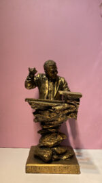 مجسمه مرد پیانو