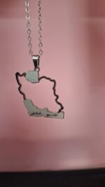 گردنبند با آویر نقشه ایران در دو طرح مختلف